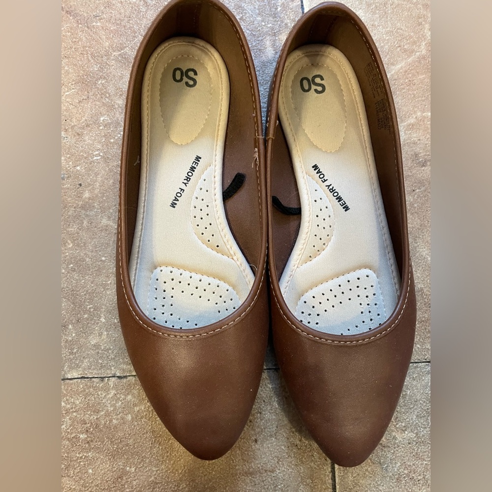 Ladies flats. 8.5